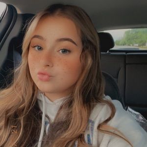 Hi there! Welcome back to my Poshmark store! 🤍